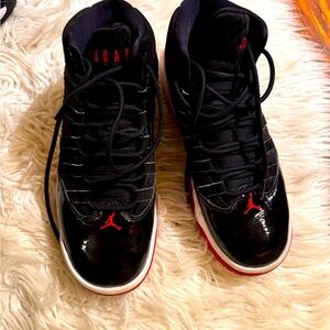 Nike Air Jordan Aura Max Shoes Black/White/Red AQ9216-006 Youth Sz 7Y Jumpman